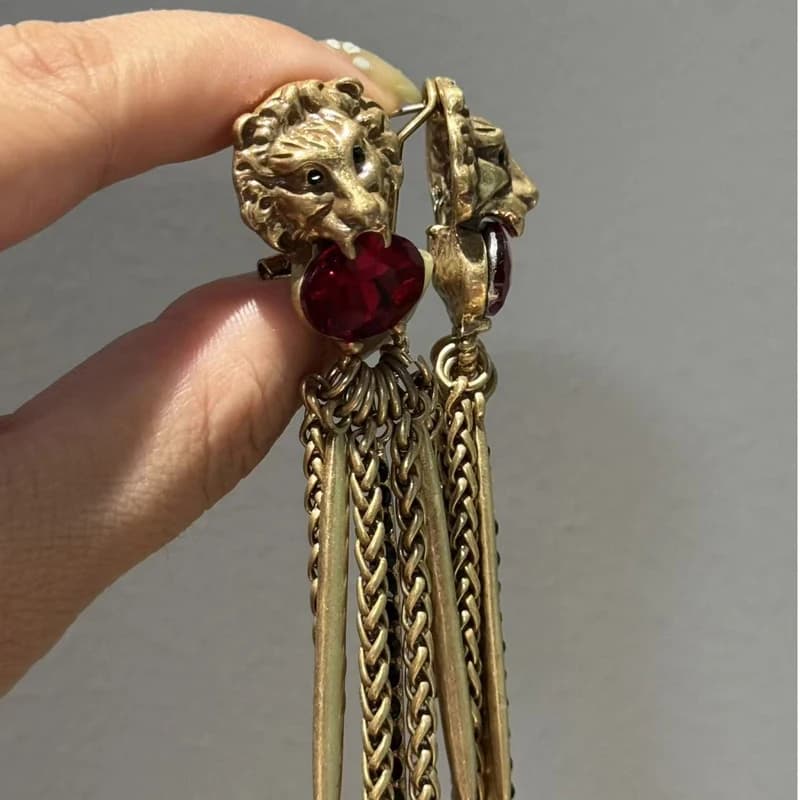 Boucles d'oreilles longues vintage tête de lion avec pompon rouge