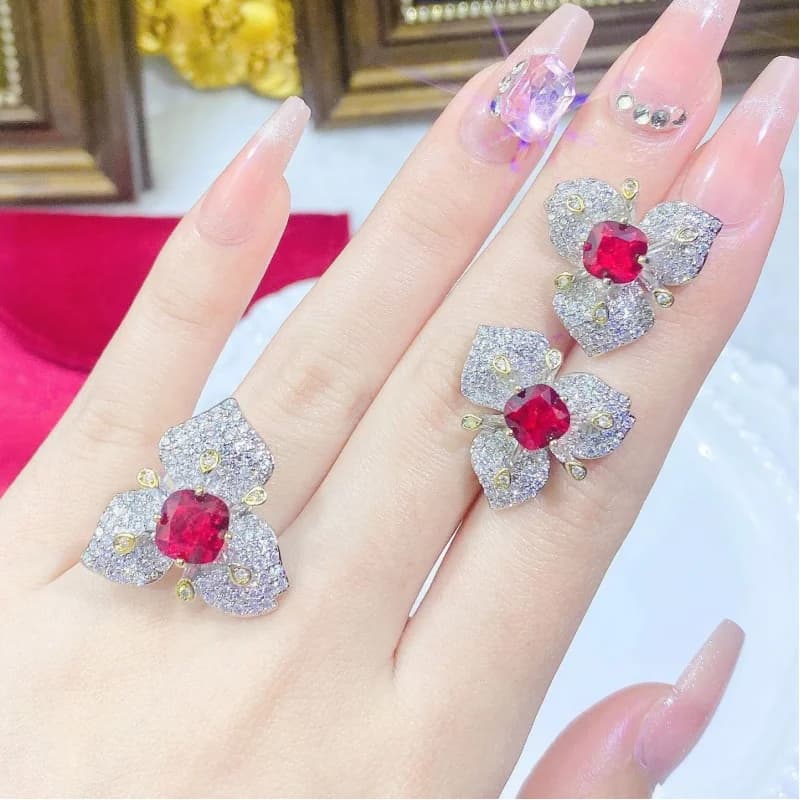 Parures de bijoux de luxe européennes et américaines, entièrement serties de diamants, avec émeraudes et corindons rouges simulés, boucles d'oreilles et bagues motif fleur de trésor colorée