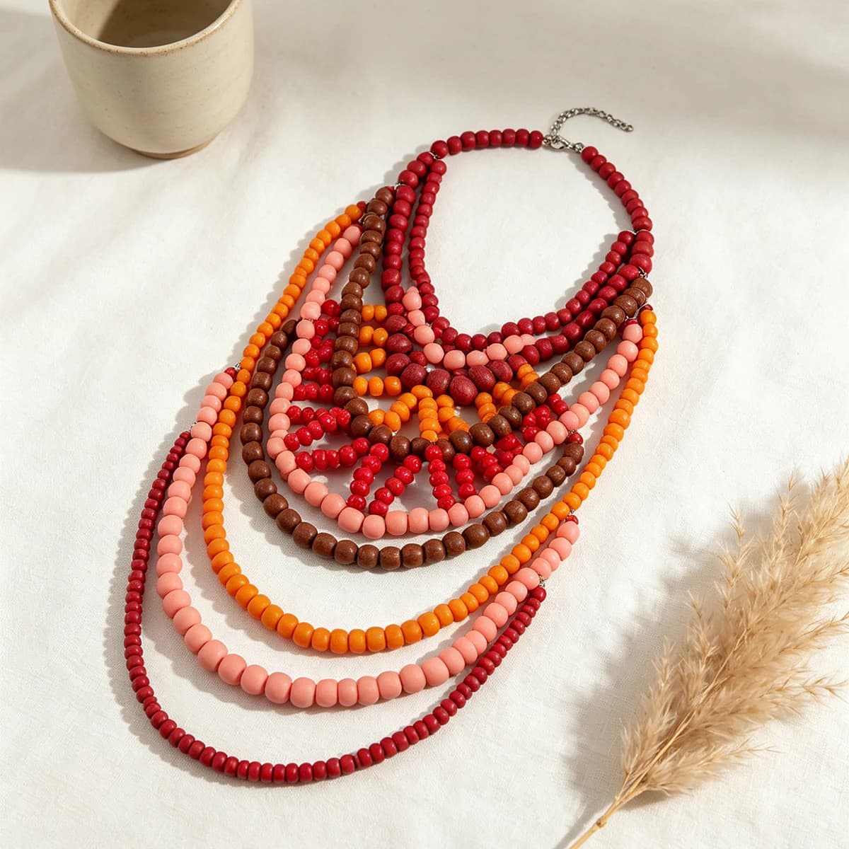 Collier bib bohème multicouche en perles de bois, dégradé rouge-orange-brun, bijou tendance pour femme, idéal pour les vacances à la plage - Collection été 2026