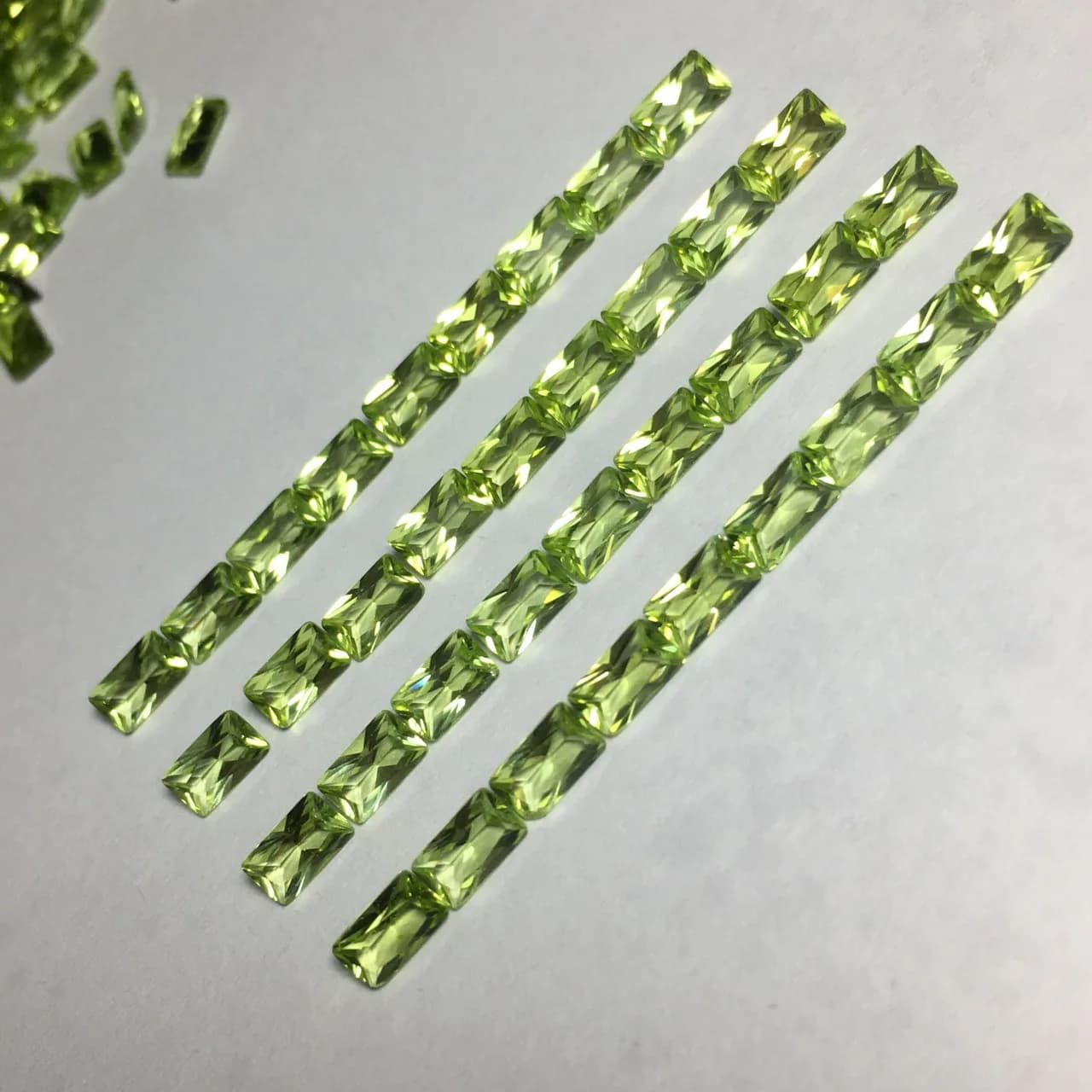 Vente en gros d'usine : Pierres précieuses d'olivine péridot 100 % naturelles, pierres brutes pour la fabrication de bijoux