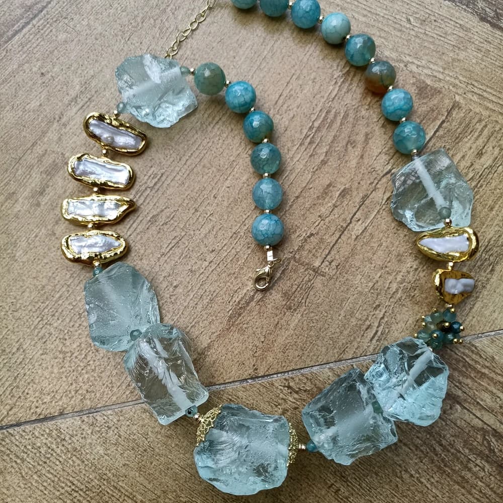 Collier de grosse brute de quartz bleu perle Biwa blanche