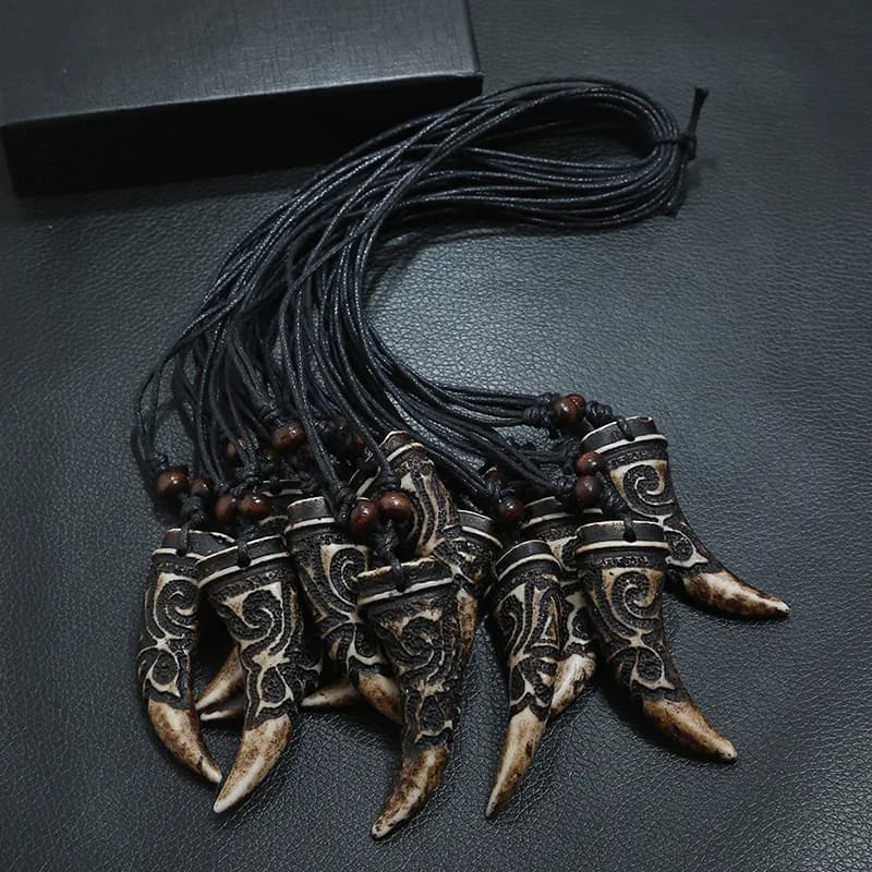 Collier pour homme en forme de dent de loup - Collier tendance en résine avec pendentif tête de loup et cordon en cuir