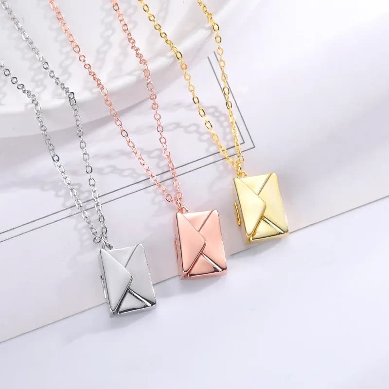 Collier Médaillon Enveloppe avec Message Caché