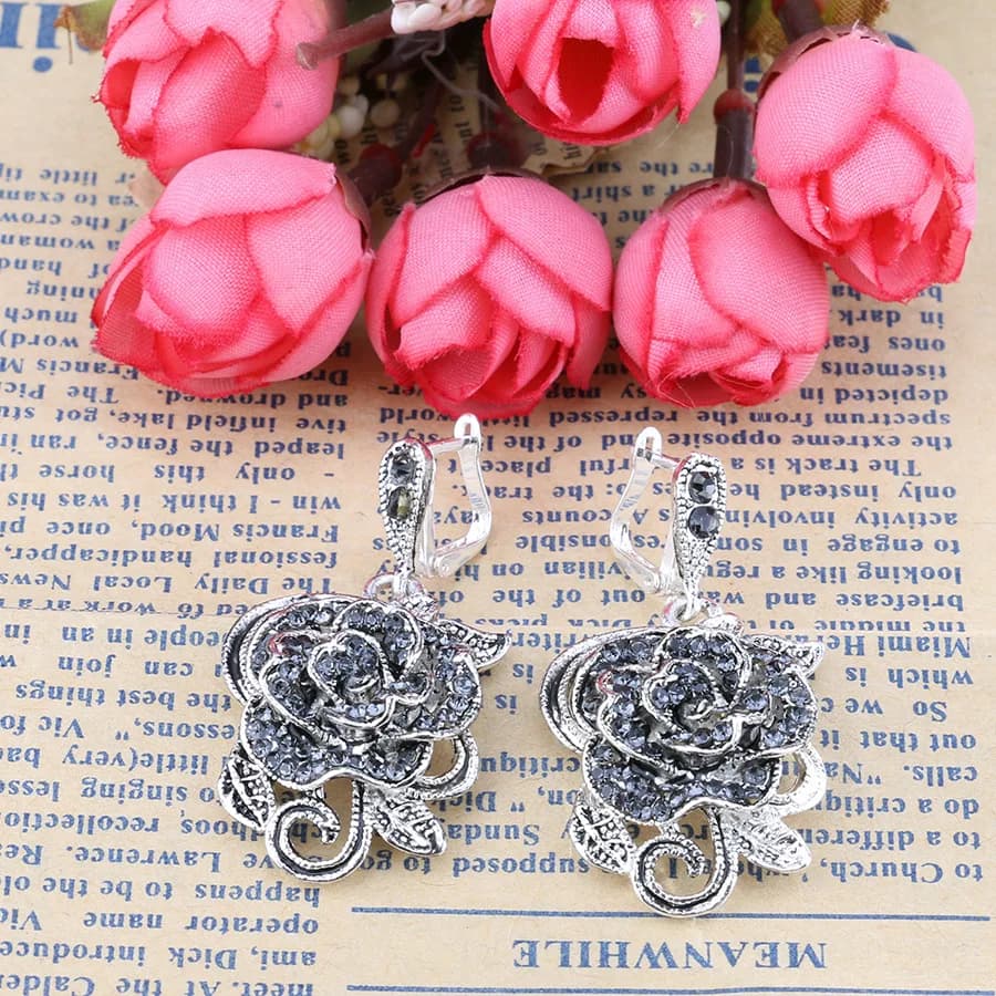 Parure de bijoux de mariage simple en forme de rose, trois pièces, en alliage, accessoires pour les mains, boucles d'oreilles et collier pour la mariée, style élégant et minimaliste