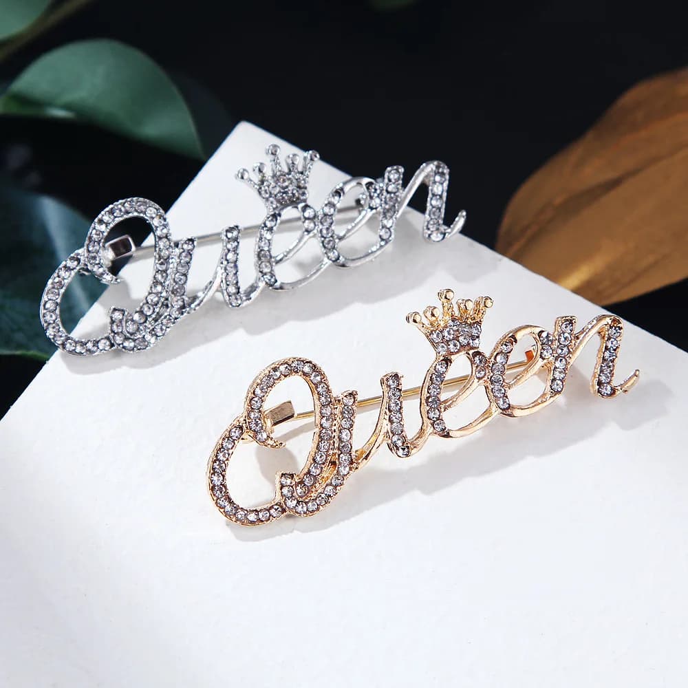 Strass reine couronne Alphabet broche pour femmes hommes élégant cristal reine lettre métal épinglettes mode bijoux accessoires
