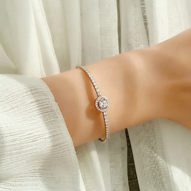 Bracelet ouvert moderne : argent S925 plaqué rhodium avec moissanite plein cercle 0,5CT. Bijoux pour femmes élégants et réglables.