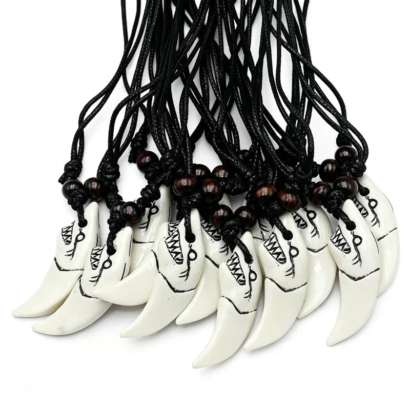 Collier pendentif en résine en forme de dent de requin pour hommes et femmes, cordon noir réglable avec perles en bois, bijoux en forme de crocs d'animaux en 3 couleurs