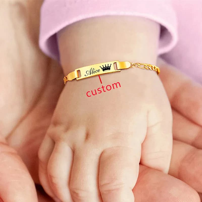 Bracelet en chaîne cubaine plaqué or 14 carats avec nom gravé