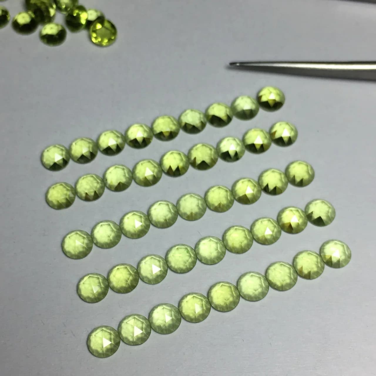 Vente en gros usine – Pierres précieuses Olivine Peridot naturelles 100 % véritables, taille rose à fond plat, pierres brutes pour la fabrication de bijoux DIY