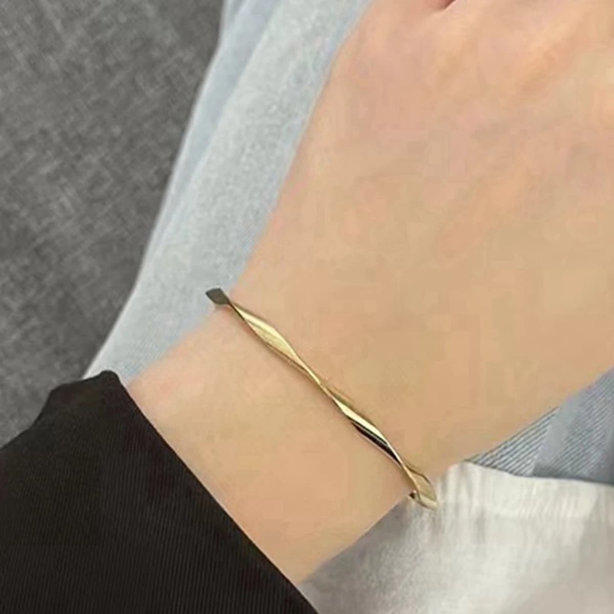 Un bracelet pour femme avec ouverture torsadée