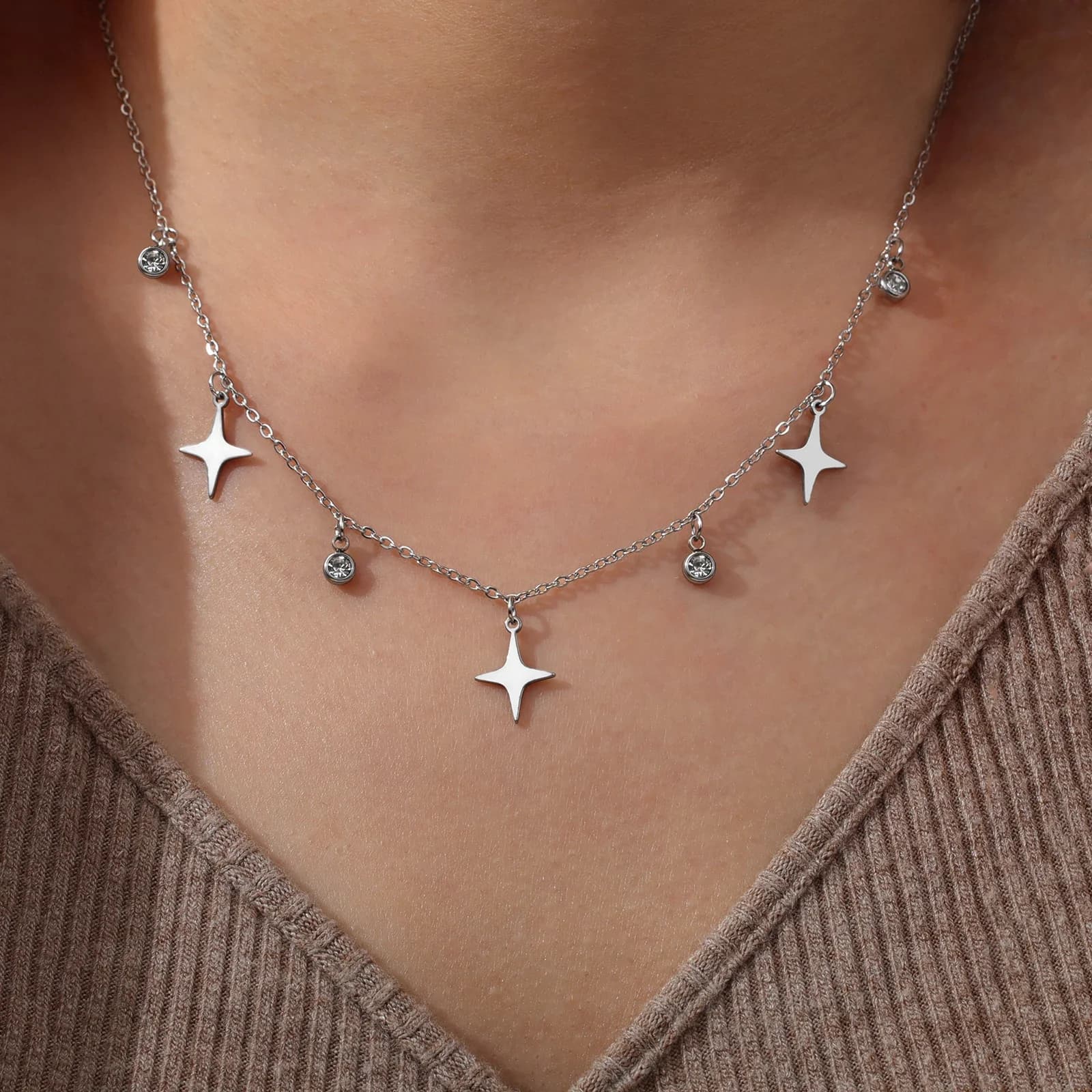 Collier ras du cou en acier inoxydable pour femme avec pendentif étoile polaire en zircon transparent et pompon
