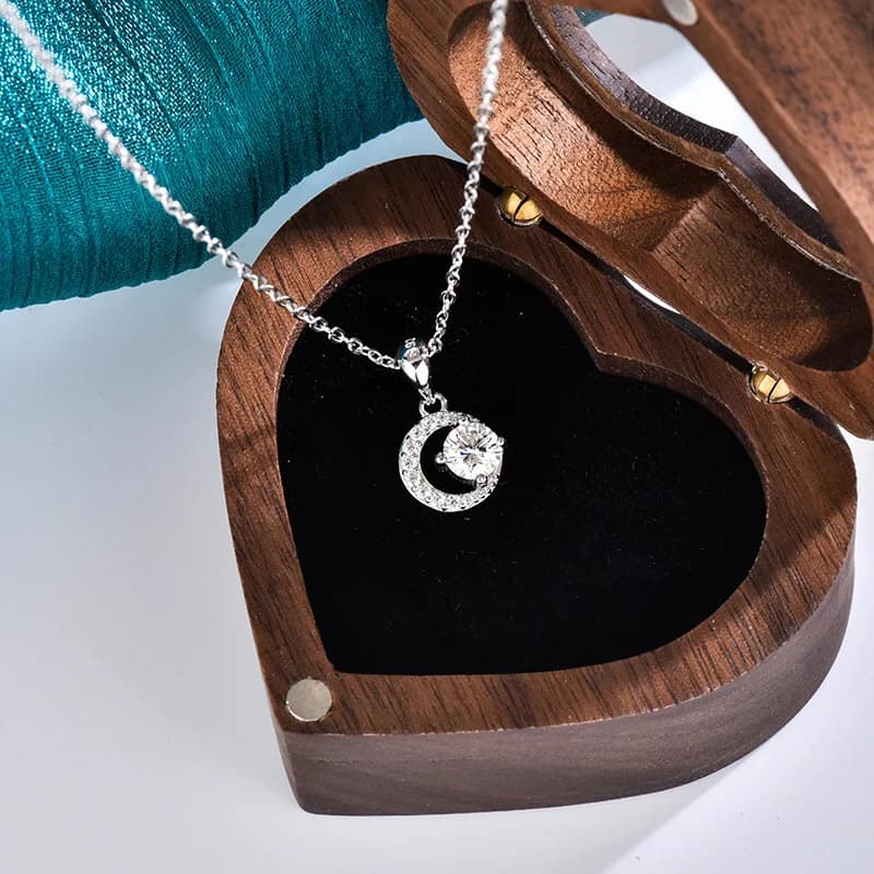 Collier pendentif lune en moissanite en argent sterling S925 LinkerLove pour femme, plaqué or blanc, chaîne délicate pour clavicule, cadeau de bijoux