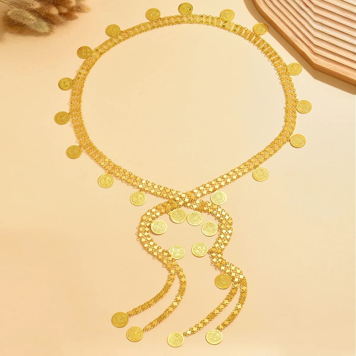 Un collier pendentif circulaire doré et rétro de style ethnique unique avec un style long évidé, porté en couches