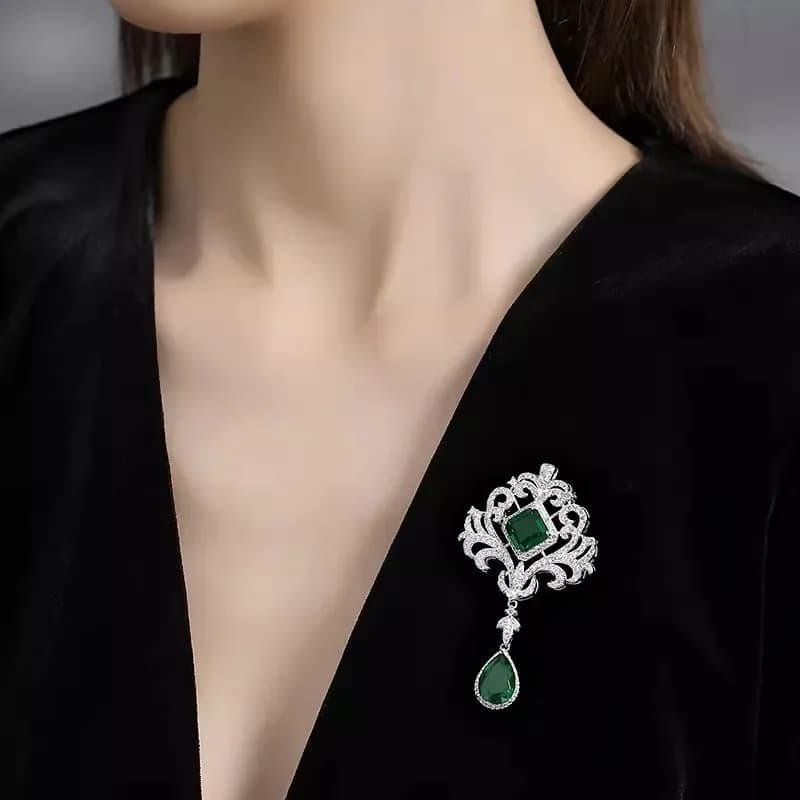 Nouvelle Broche de Poitrine Élégante et Luxueuse en Cristal Vert Vintage, Fleur Creuse pour Manteau, Bouton de Poitrine Haut de Gamme pour Femme