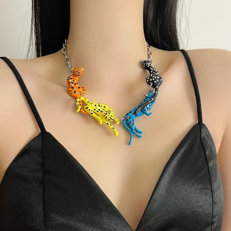 Collier pendentif léopard émaillé coloré
