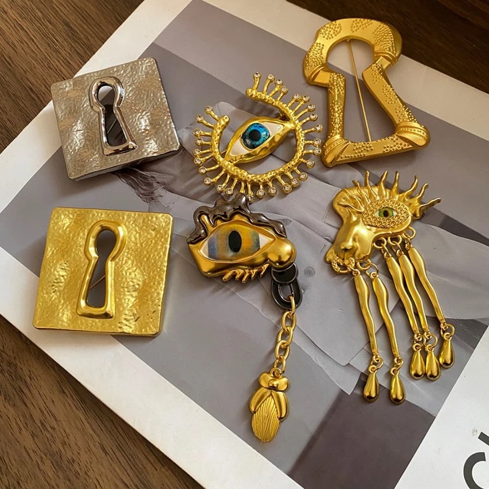 Broches œil porte-bonheur martelées couleur or style médiéval artistique pour femmes, épingles de revers à pampilles en strass, bijoux de fête, cadeaux