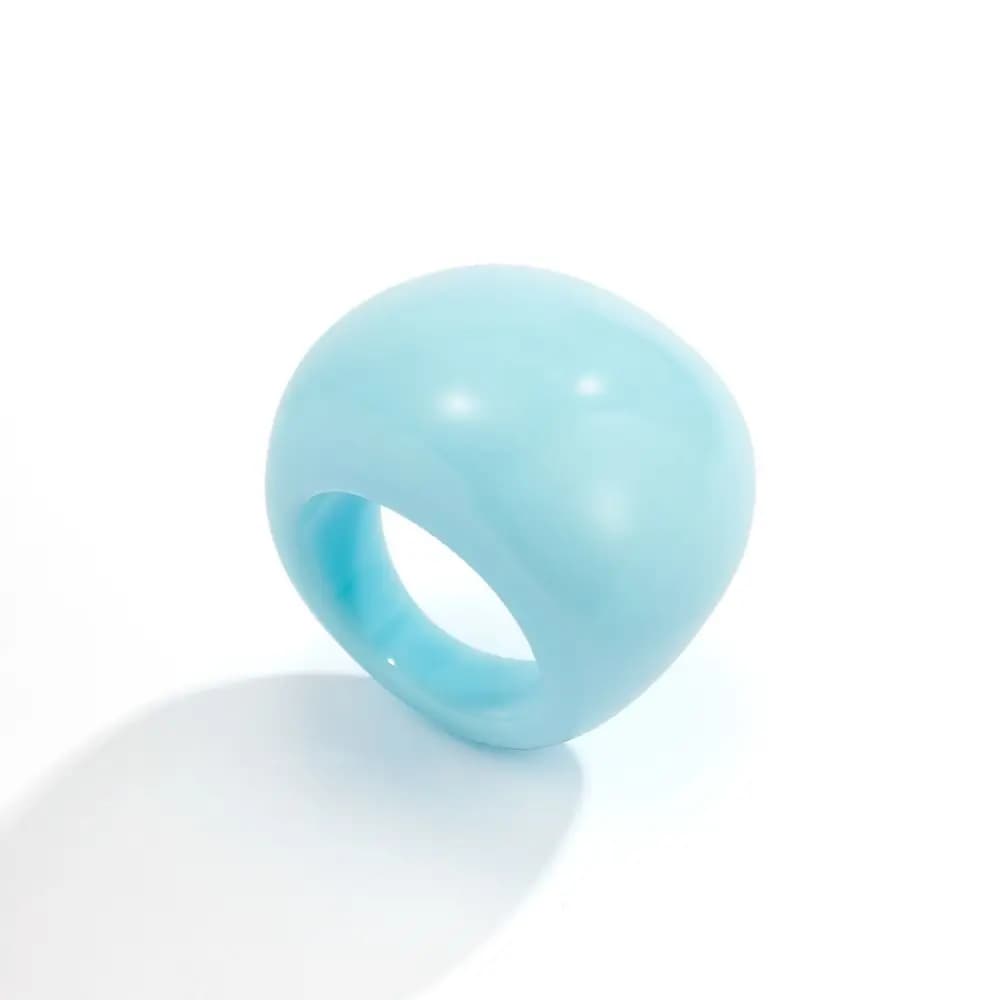 Bague en acrylique exagérée