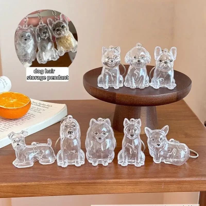 Pendentif de sac chic présentant une capsule transparente pour garder les poils de chien ; une option de rangement unique, un cadeau, une décoration et un souvenir.