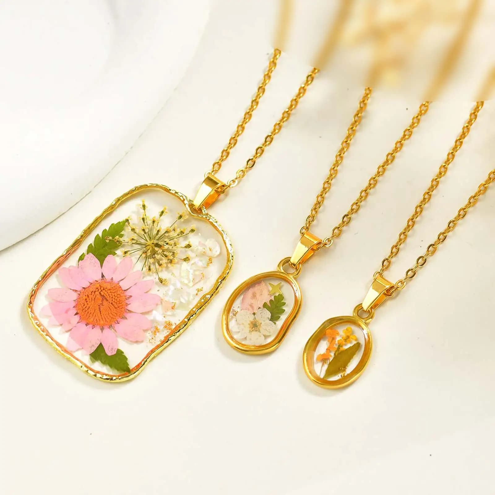Collier pendentif fleurs séchées pour femmes, colliers de fleurs sèches géométriques en résine, bijoux à breloques en acier inoxydable, cadeau