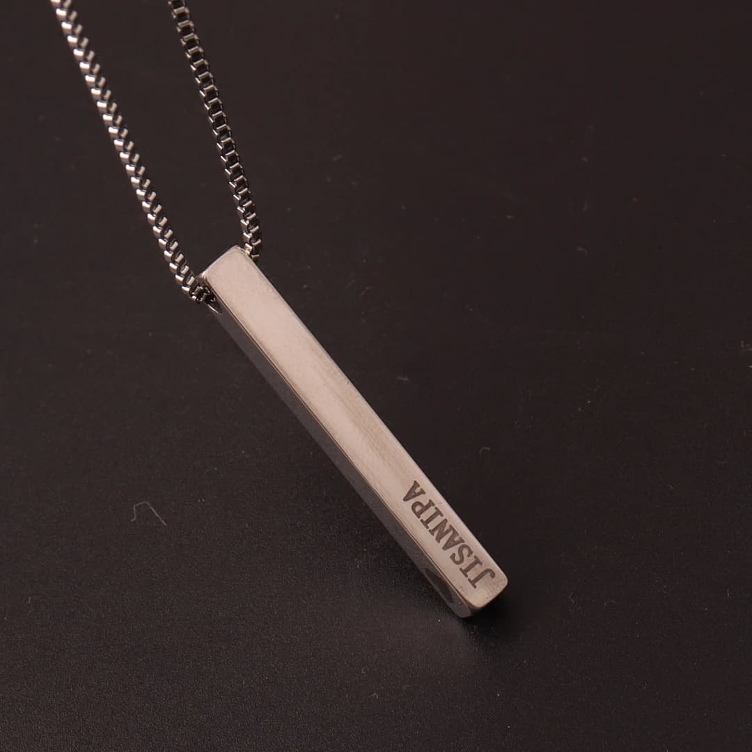 Pendentif carré gravé personnalisé pour femme
