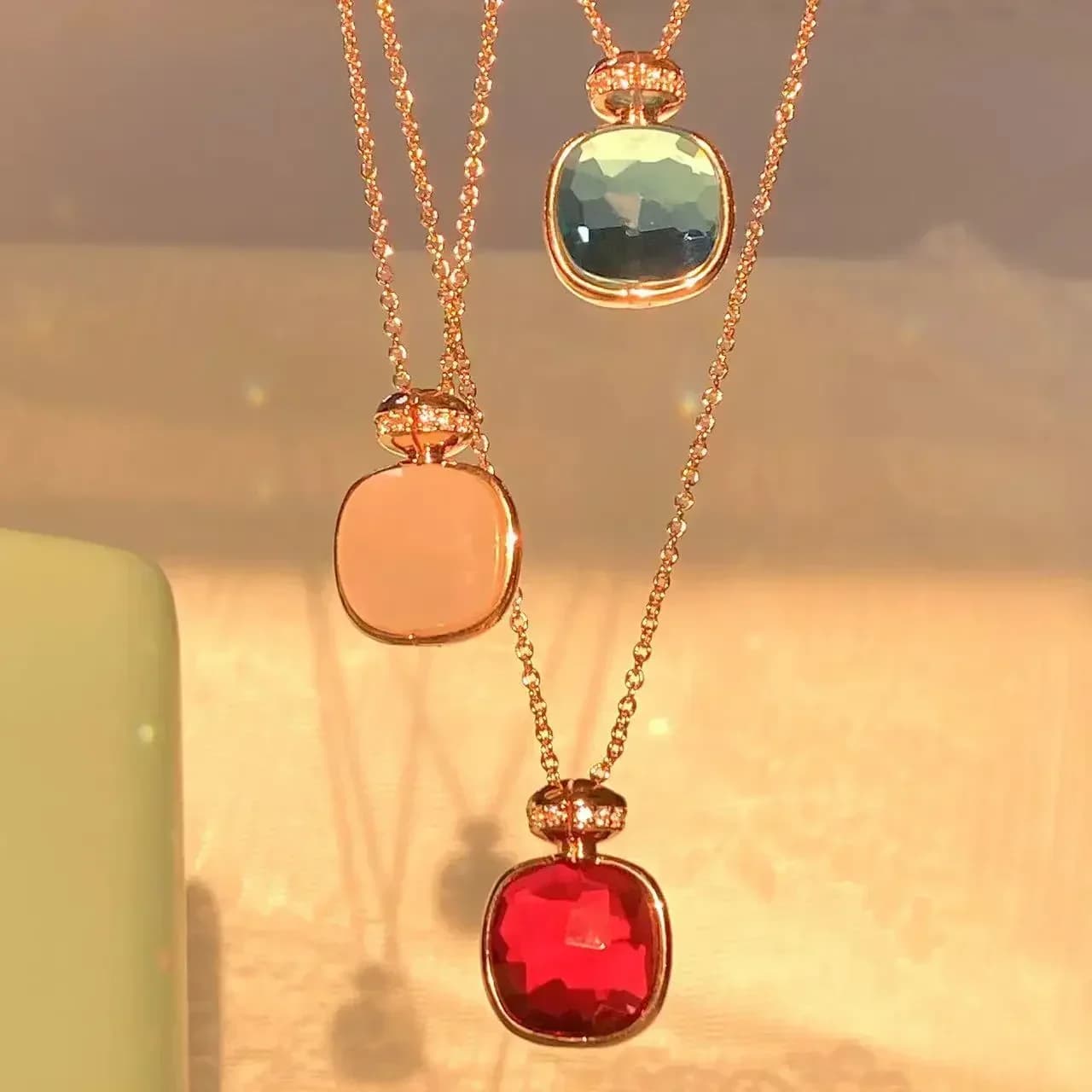 Collier pendentif élégant en forme de flacon de parfum topaze bleu clair pour femme, design classique, couleur bonbon, bijou tendance, idée cadeau