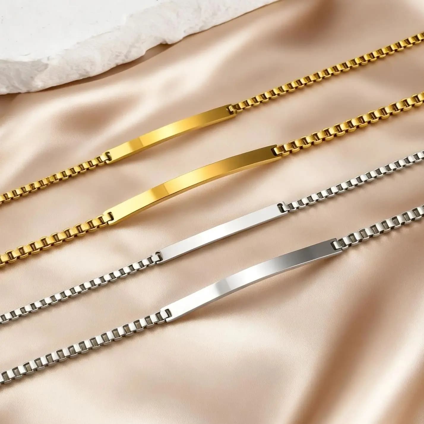 Bracelets personnalisés avec texte pour femmes et hommes, bracelets simples en acier inoxydable gravés avec un nom, cadeau de bijoux pour couple