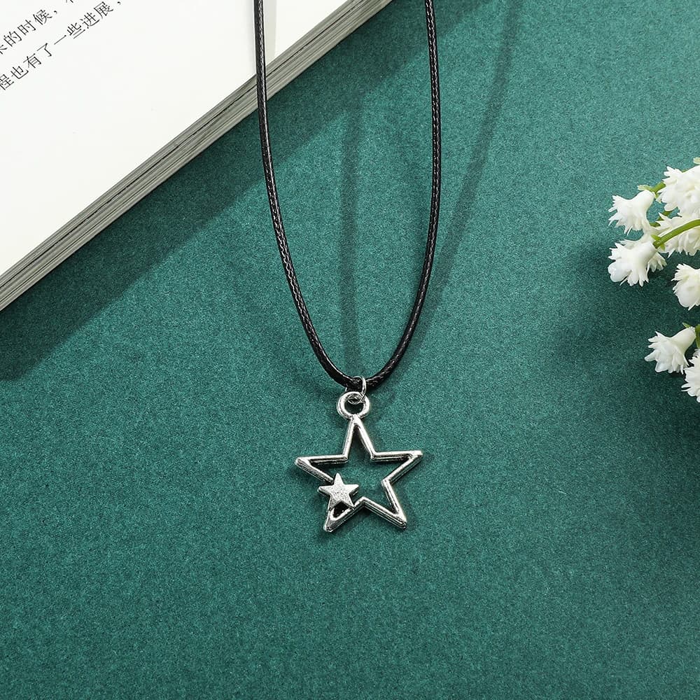 Collier Pentagramme Personnalité Créative, Collier en Corde Noire, Bijou Pendentif Simple et Tendance, Cadeau de Fête ﻿
