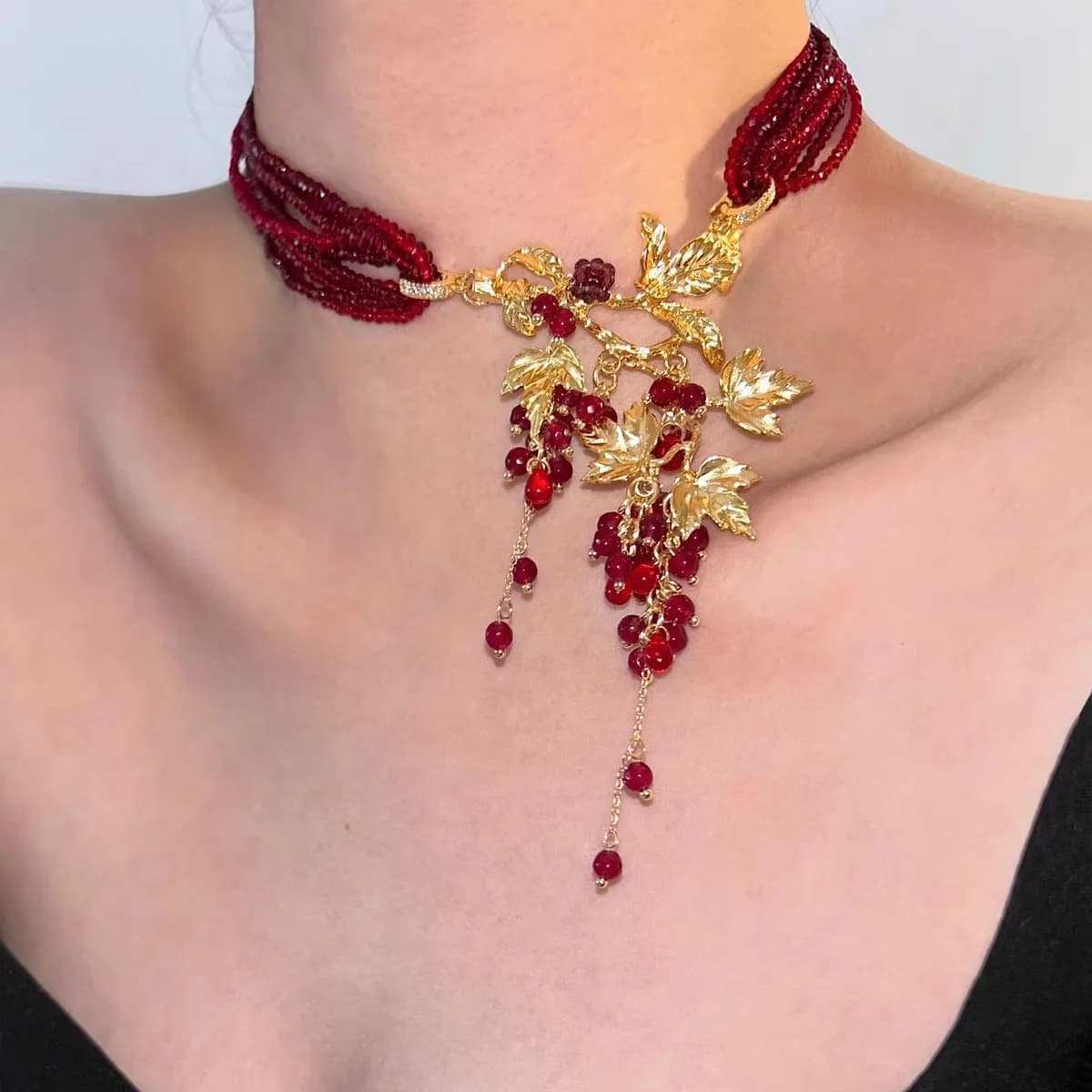 Collier esthétique en perles rouges et feuilles d'or, niche haut de gamme, style antique, chaîne de clavicule, ras du cou, accessoires de décoration cadeaux pour dames