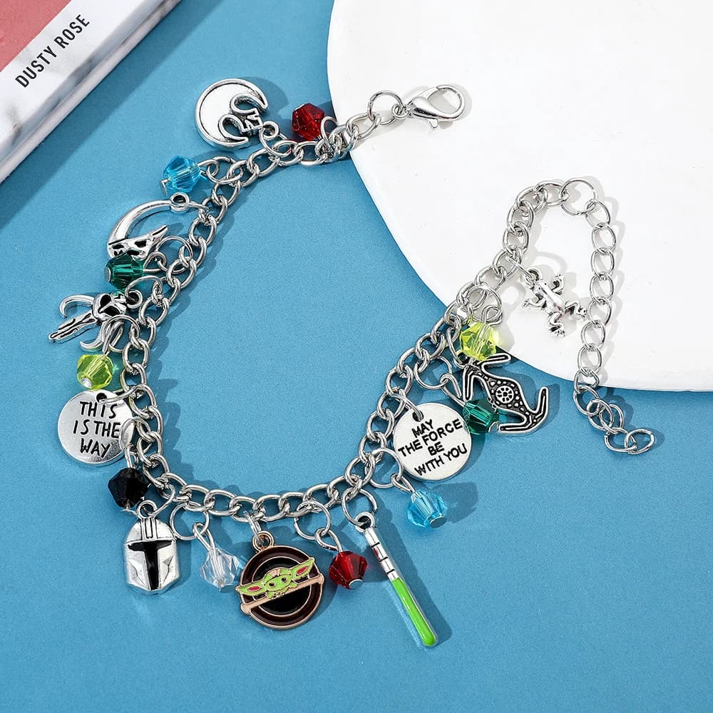 Bijoux pour fans de Star Wars, bracelet à breloques inspiré de Mandalorian avec détails de Grogu, de Mythosaur, de crâne et de sabre laser, accessoire science-fiction
