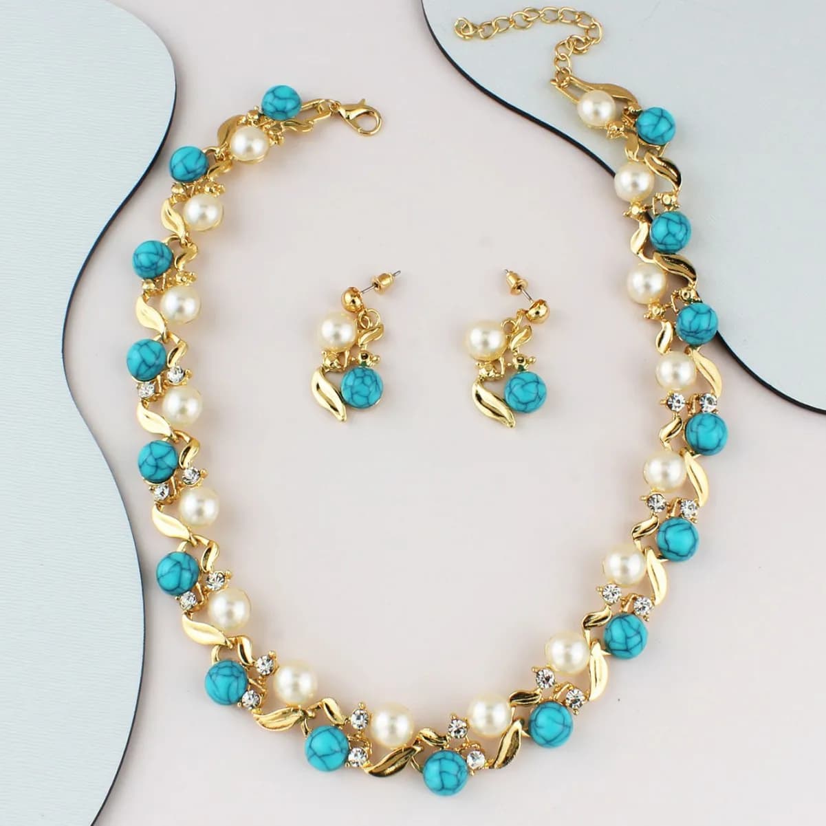 Ensemble de boucles d'oreilles et collier en perles turquoise polyvalentes pour femmes