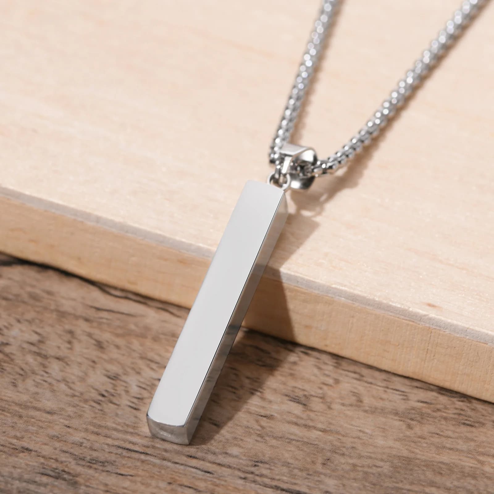 Collier de barre rectangulaire avec noms de gravure personnalisés pour hommes