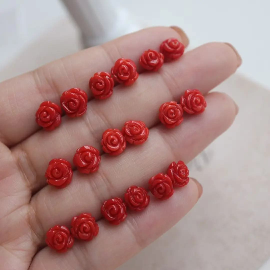 Boucle d'oreille en corail véritable certifié 18 carats, Rose cravée, clou d'oreille en corail rouge italien non traité, pierres précieuses organiques gravées, bijoux