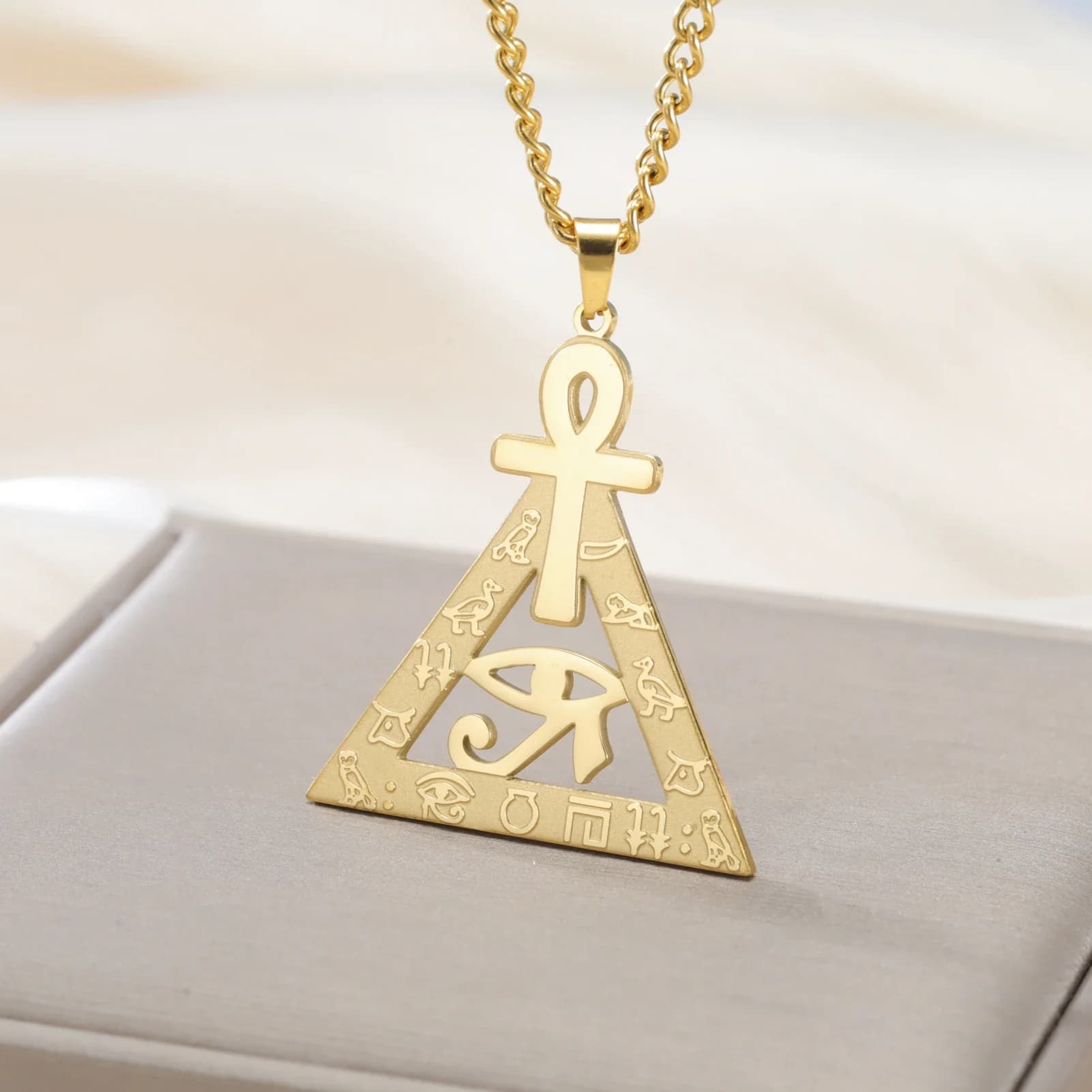 WOUWU Collier avec pendentif Ankh Pyramide Égyptienne et Œil d'Horus, Bijou Symbole Sacré de l'Égypte Ancienne pour Femmes et Hommes