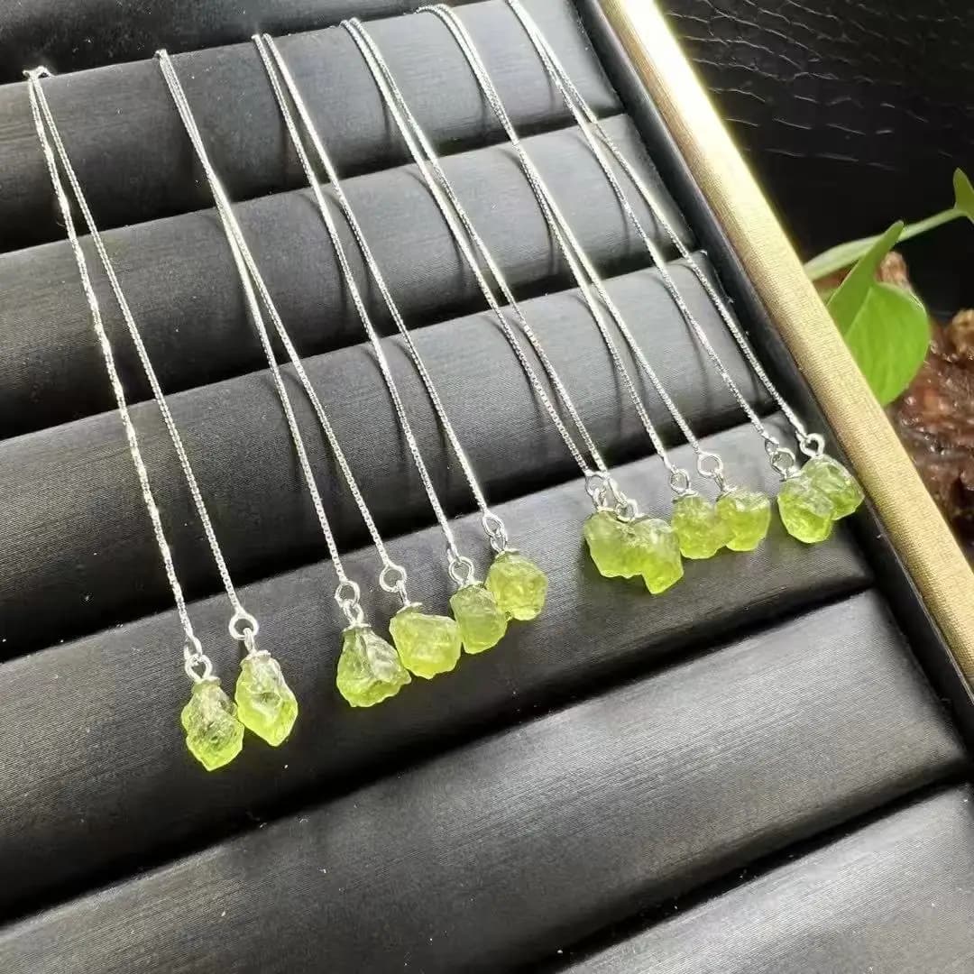 Unité une pièce 925 incrustation d'argent avec vente populaire boucles d'oreilles en cristal d'olivine naturel pierres précieuses brutes cadeau