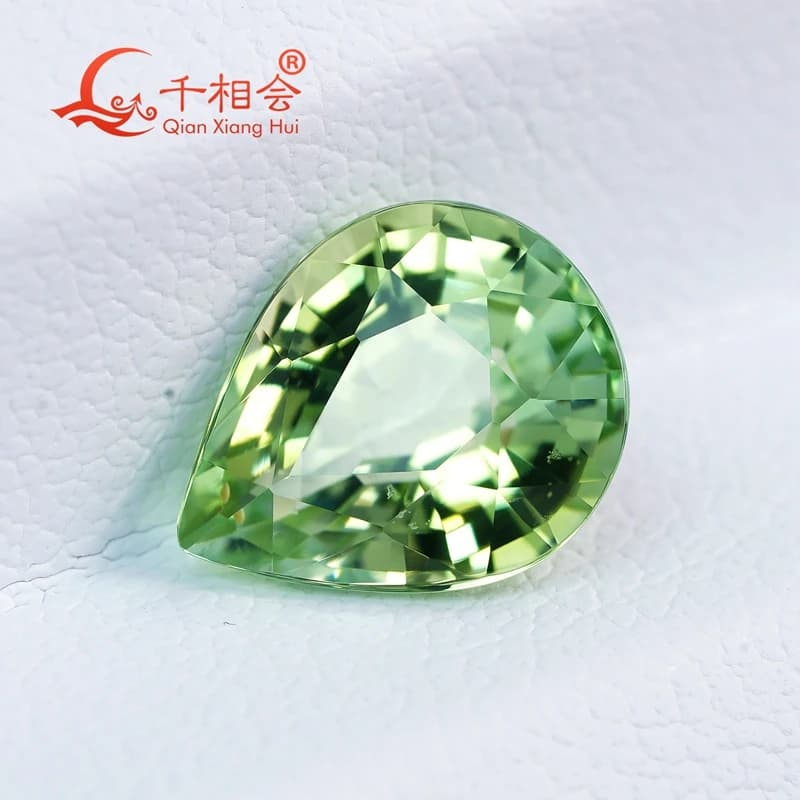 Pierre précieuse naturelle en tourmaline verte de forme poire