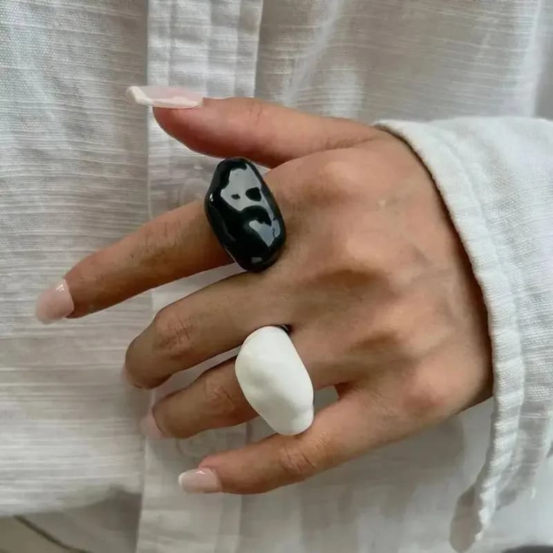 Bague en résine géométrique, noir et blanc, forme irrégulière, asymétrique, bijoux tendance pour femmes et hommes, cadeau de bijoux tendance
