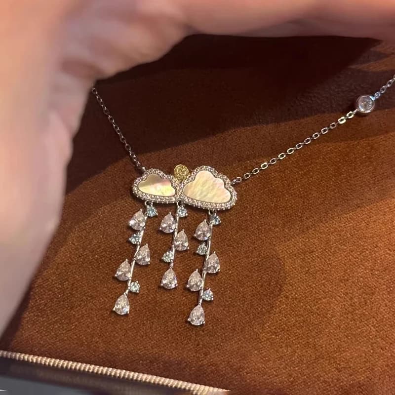 Collier de luxe de haute qualité avec pendentif exquis en forme de goutte de pluie de fritillaire blanche de style doux et rêveur, incrusté de diamants, pour mariage