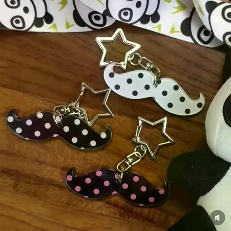 Porte-clés pendentif barbe à pois style punk
