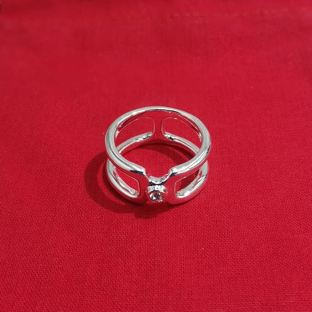 Les nouveaux produits les plus vendus à l'été de 2025 comprennent des bagues exquises multifonctions de niche et un emballage cadeau de bijoux pour femmes