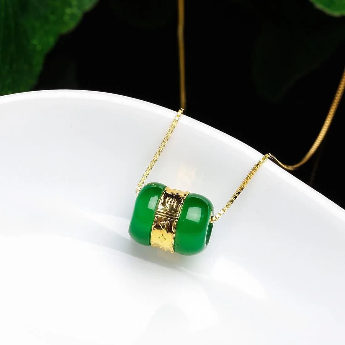 Collier pendentif en perles de Jade véritable