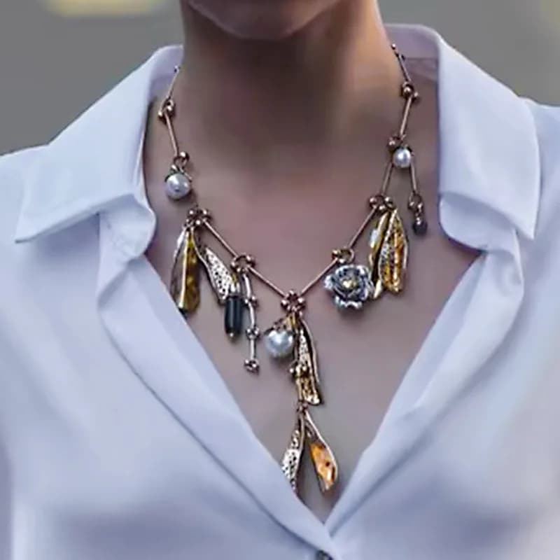 Collier vintage à plusieurs pendentifs en forme de feuilles et de fleurs – Accents de perles audacieux pour un style artistique et tendance.