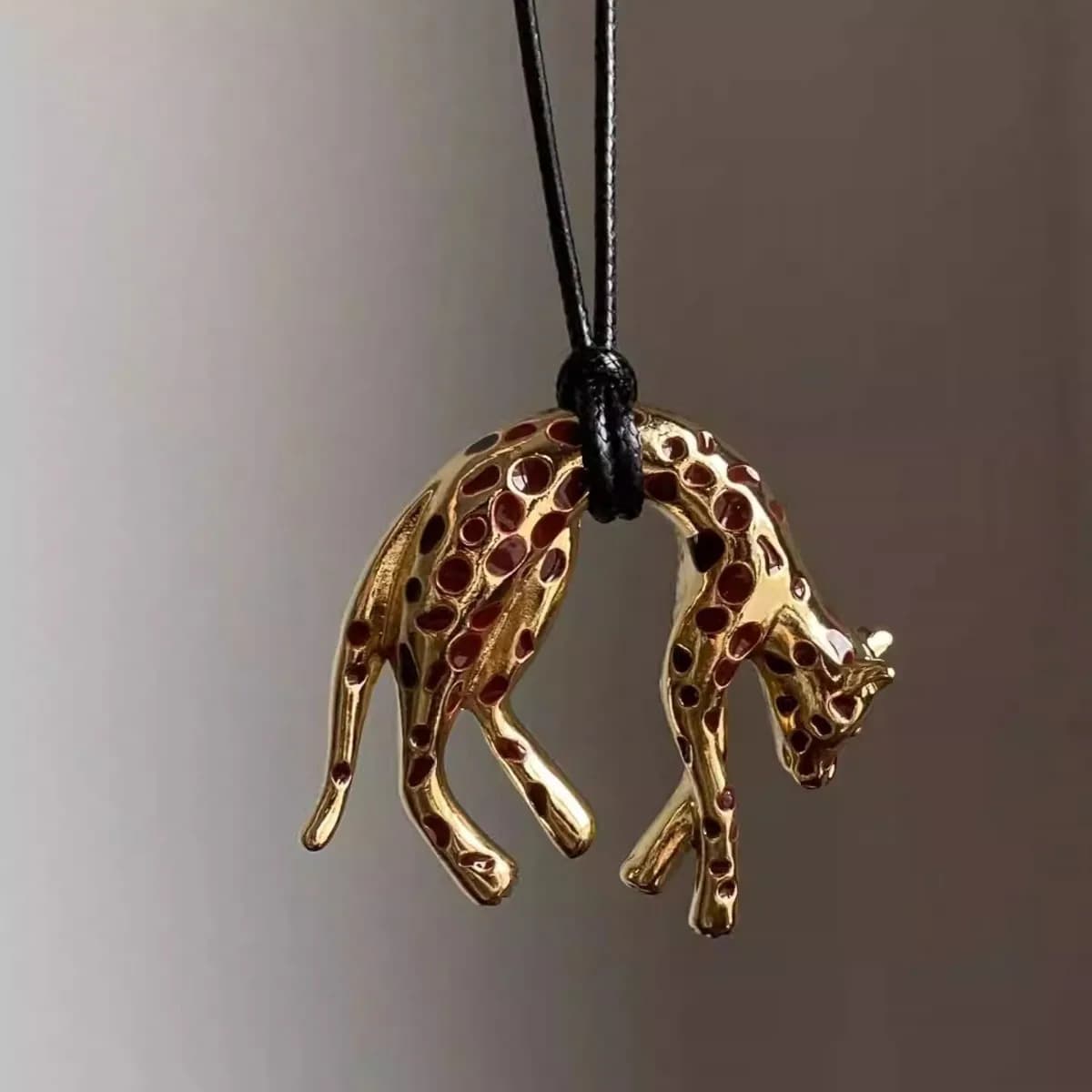 Collier pendentif léopard rétro en émail noir et or pour femmes