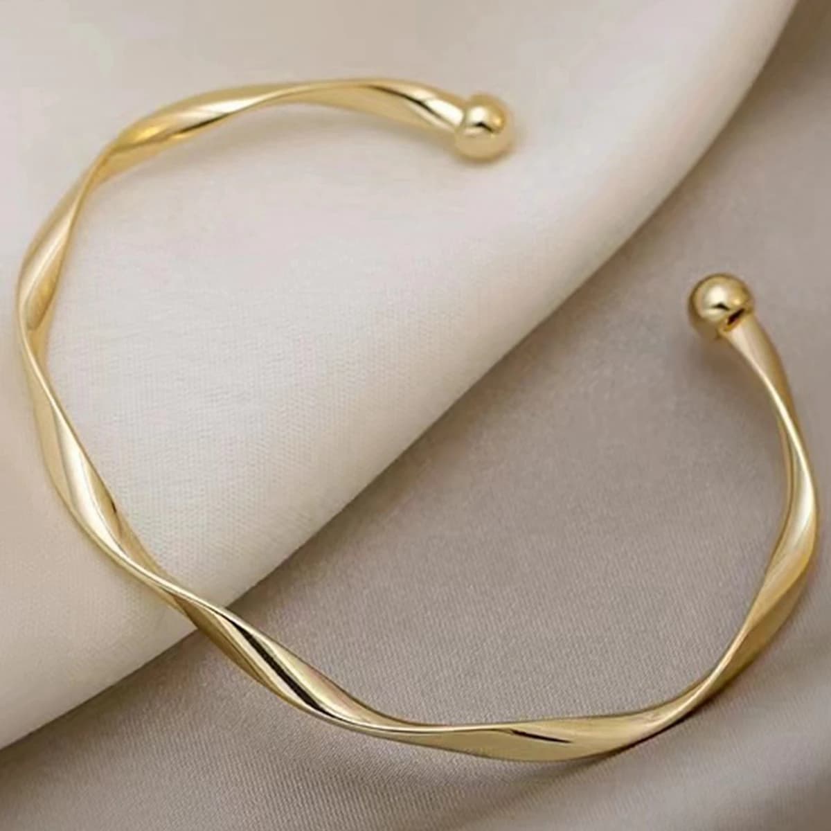 Un bracelet pour femme avec ouverture torsadée