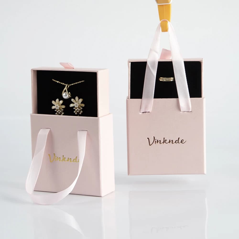 Boîte d'emballage de bijoux, boîtes à bijoux portables avec poignée en ruban, Logo personnalisé imprimé pour Bracelets et colliers, vente en gros, 50 pièces/lot
