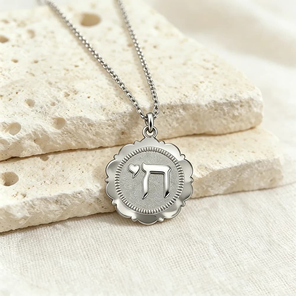 Collier Pendentif Symbole de Vie Chai Hébreu, Amulette Juive en Acier Inoxydable, Bijou Religieux, Cadeau pour Femme, Idéal pour le Quotidien et les Fêtes