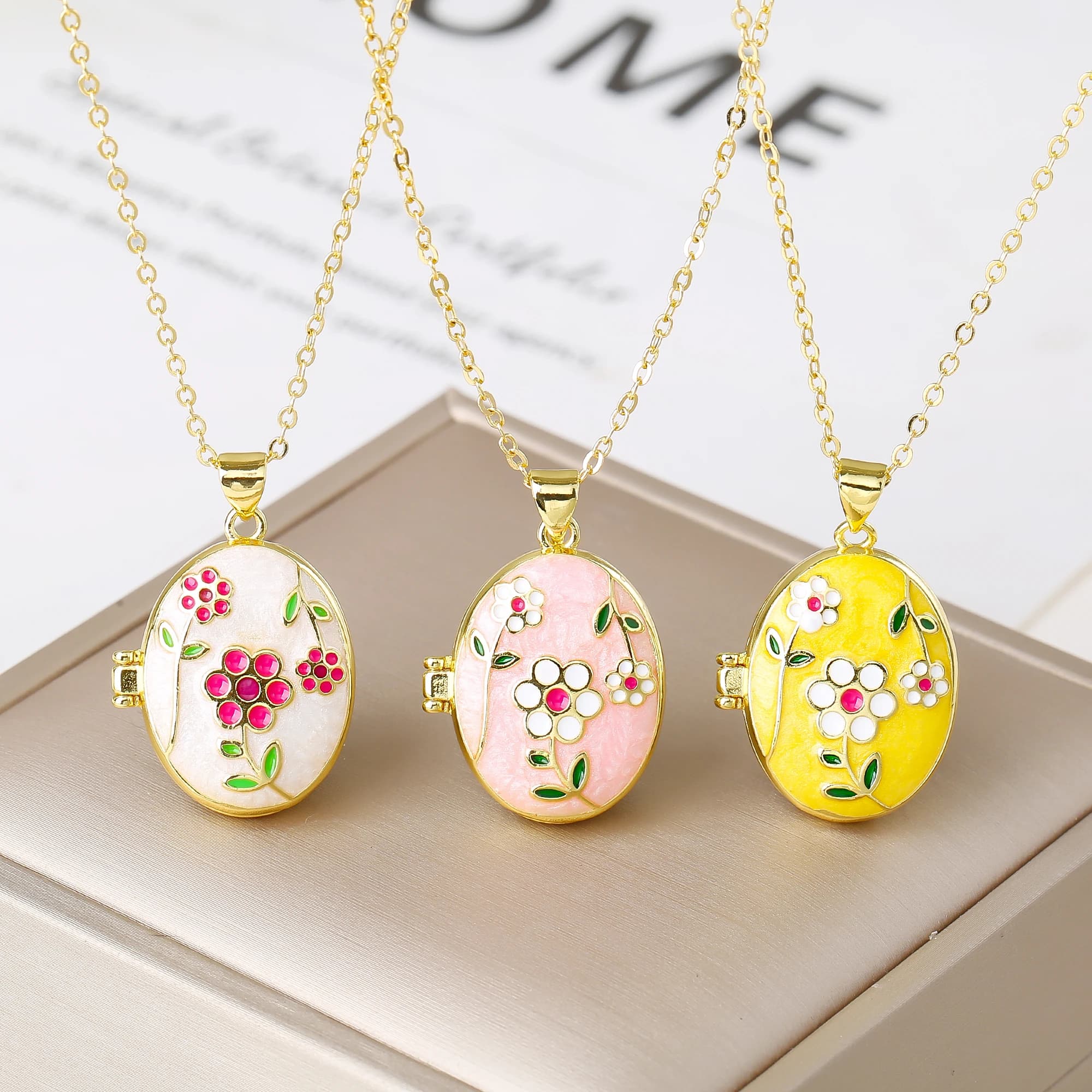 Collier pendentif fleur de Rose artisanal en émail de luxe