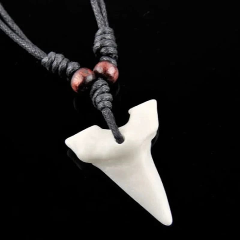 Collier en forme de dent de requin sculpté, Imitation d'os, pendentif amulette de dents blanches, bijoux pour hommes et femmes