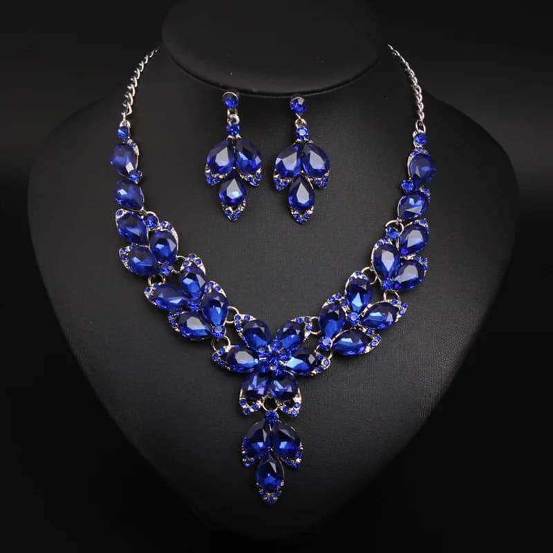 Ensemble collier et boucles d'oreilles de style pétale de fleur sertis de diamants. Bijoux imperméables de haute qualité. Cadeau pour votre femme.
