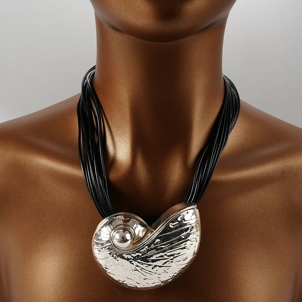 Collier européen et américain exagéré avec pendentif en conque en métal