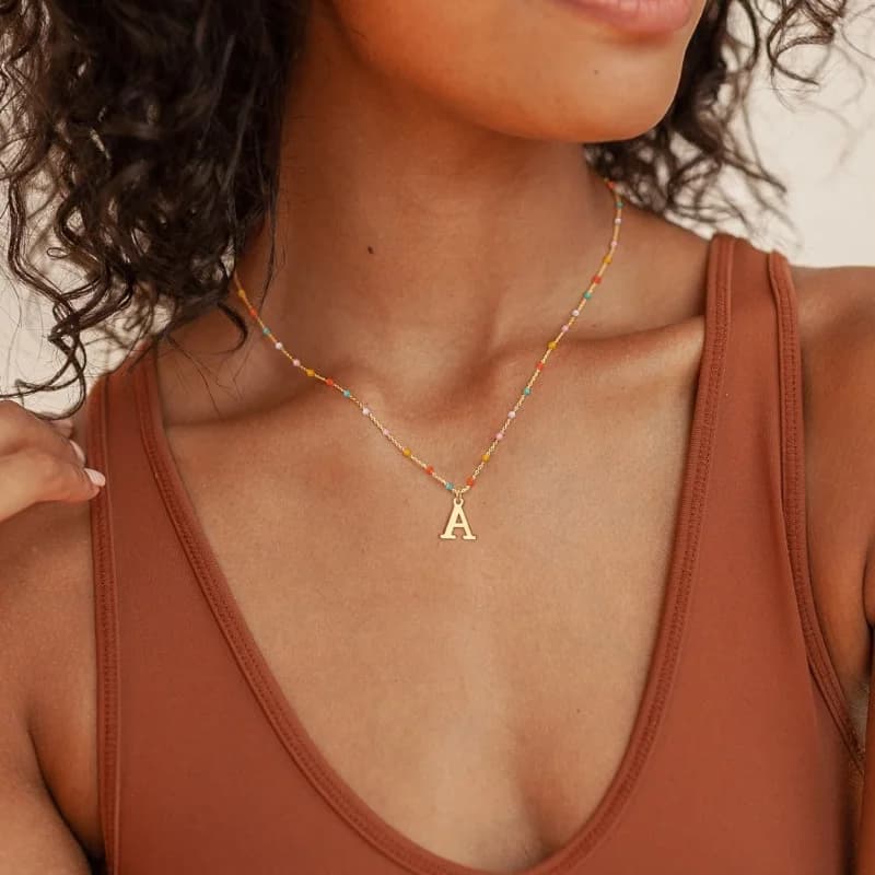 Collier initial coloré perlé pour femme, délicat, plaqué or 14 carats, collier prénom personnalisé en or pour femme